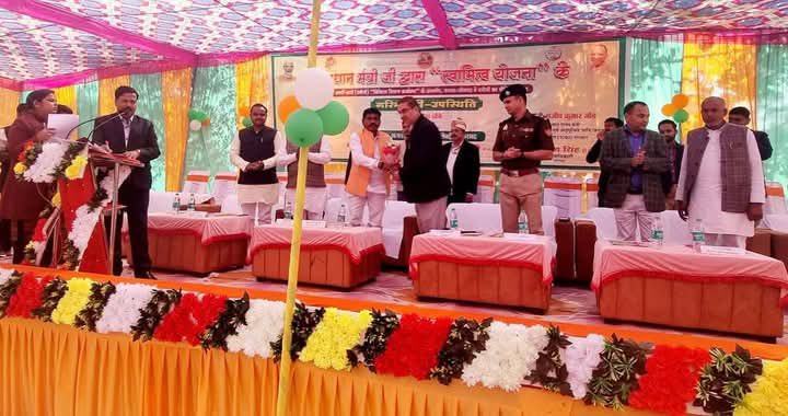 जिलाधिकारी बीएन सिंह की अध्यक्षता में कलेक्ट्रेट परिसर में स्वामित्व योजना के तहत आयोजित घरौनी वितरण समारोह में शामिल हो कर,लाभार्थियो को घरौनी कार्ड वितरित किया ।जिसमें मुख्य अतिथि राज्यमंत्री संजीव कुमार गोंड ,एसपी अशोक कुमार मिड़ा, सीडीओ जागृति अवस्थी,एडीएम सहदेव कुमार मिश्रा