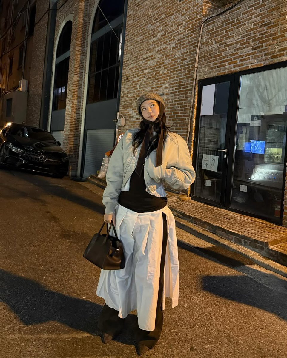yappemr's tweet photo. split skirts over pants with heels https://t.co/xIddXvj0ND