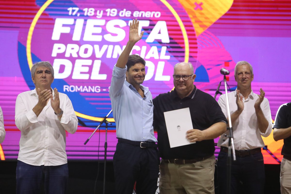 maxipullaro's tweet photo. ¡Sábado en el imparable norte santafesino! 

Arrancamos en #VillaMinetti, donde vamos a realizar inversiones en luminarias y a finalizar el parque Sylvestre Begnis, un nuevo espacio público para los vecinos de la localidad que homenajea con su nombre a un gran gobernador que tuvo la provincia de Santa Fe.

Terminamos el día con la comunidad de #Romang en una nueva edición de la Fiesta Provincial del Sol que reúne a toda la región con una gran propuesta cultural.

La Invencible está en marcha, con obras importantes y fiestas populares que muestran lo mejor que tenemos: nuestra gente y todo su potencial.