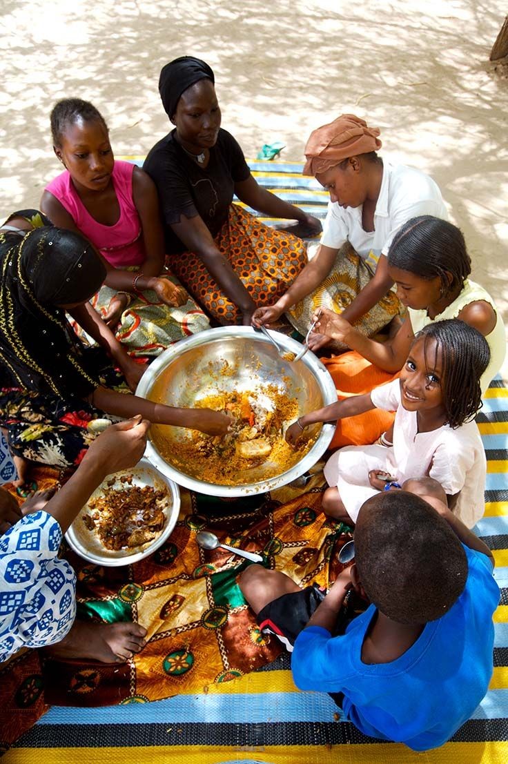 Segoupaw's tweet image. Les #repas sont synonymes de #partage. À #Ségou, l'hospitalité porte un nom : #diatiguiya
Image illustrée : Pinterest 
#Ségoupaw