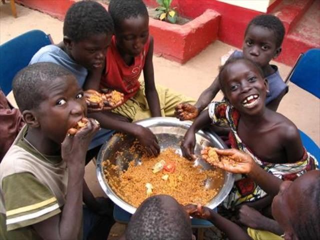 Segoupaw's tweet image. Les #repas sont synonymes de #partage. À #Ségou, l'hospitalité porte un nom : #diatiguiya
Image illustrée : Pinterest 
#Ségoupaw
