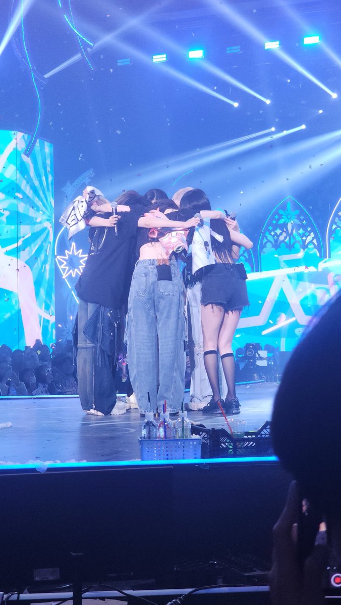UMJIPROD's tweet photo. seeing all the clips of gfriend members crying made me realize that it's not just buddies who waited for four years, they waited for this moment too. :((

they tried all ways possible just to come back for us and i love them so much for not giving up. we love u so much, gfriend. https://t.co/gnT8huKpsh