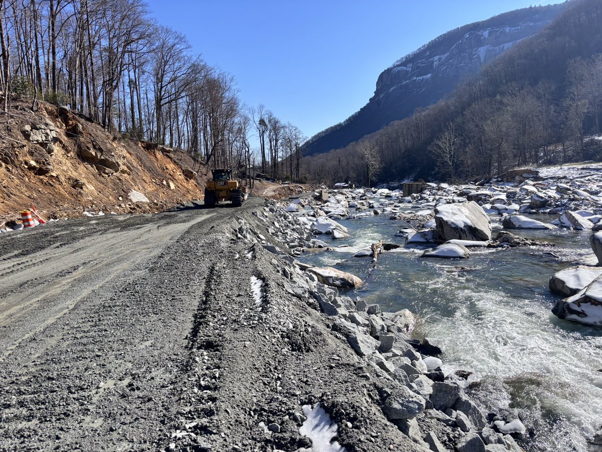 kodamayne23's tweet image. A little snow on the ground, still rolling! Western North Carolina is so beautiful. #WNC #Batcave #Chimneyrock #TouchdownEveryTime #FirstAndGoalHauling 
#hurricanehelene #roadbuilding 
#blackmountain