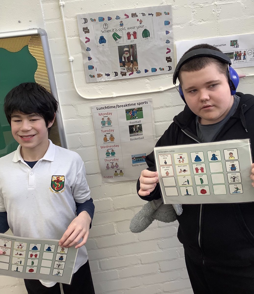 Green Class helped their teacher to make communication boards to remind other pupils to wear warm clothes when it's cold. Here they are helping to hand out the boards to classes! 🥶