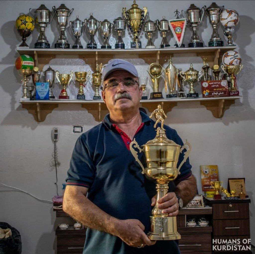 Kefo, entrenador de futbol a Qamixli, Rojava, ha estat assassinat en un bombardeig turc a la presa de Tishreen. 

Abans de morir, va demanar que el seu cos fos portat al seu estadi preferit i que l’enterressin amb una pilota de futbol.