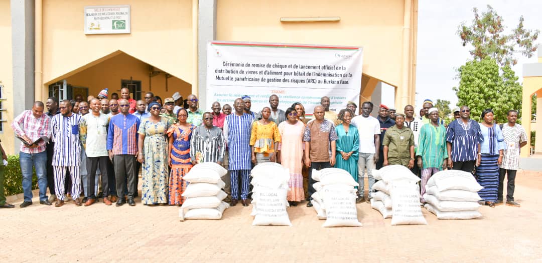Au Burkina Faso, l’indemnisation de l’ARC renforce la résilience face aux crises climatiques. Avec 2,676 milliards FCFA, le gouvernement soutient 75 500 personnes et 25 500 animaux. Le PAM, avec 2,628 millions USD, aide 31 130 personnes vulnérables. 
#BurkinaFaso #Résileince