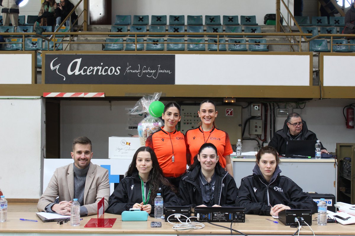 FExB's tweet photo. 🏆 #CopaExtremadura Masculina
💥 Primera vez que dos mujeres arbitran una final de Copa de Primera Nacional
@BB_Badajoz  🆚 @CPBoscoMerida 
🏟 Pabellón Ciudad de Plasencia @Ayto_Plasencia 
📺 App Afición FExB
#BaloncestoExtremadura https://t.co/QfnyE4qlMp