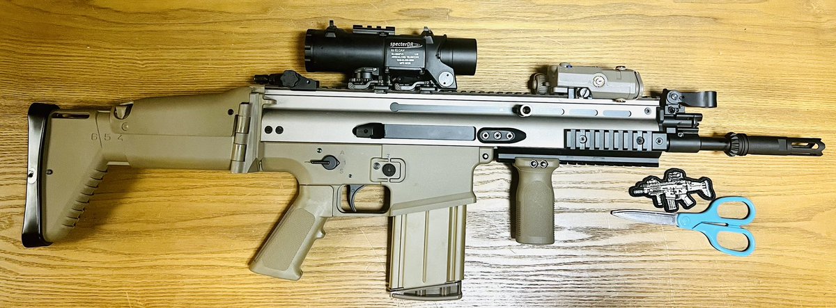 Kobako_o's tweet image. タルコフ好きが高じて…(っ˘ω˘ｃ)
(大きさ比較用のハサミ置いてますw)

初めての電動ガンで、初のカスタマイズ！w
エルカンは本当はタンカラーのが良かったけれどね。あるだけ良かった！

#ScarH #電動ガン