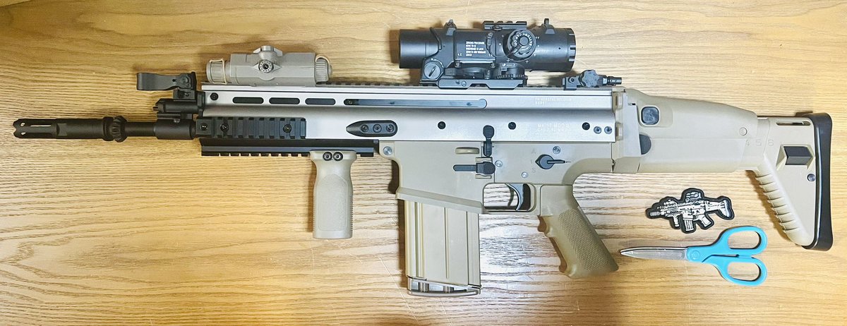 Kobako_o's tweet image. タルコフ好きが高じて…(っ˘ω˘ｃ)
(大きさ比較用のハサミ置いてますw)

初めての電動ガンで、初のカスタマイズ！w
エルカンは本当はタンカラーのが良かったけれどね。あるだけ良かった！

#ScarH #電動ガン