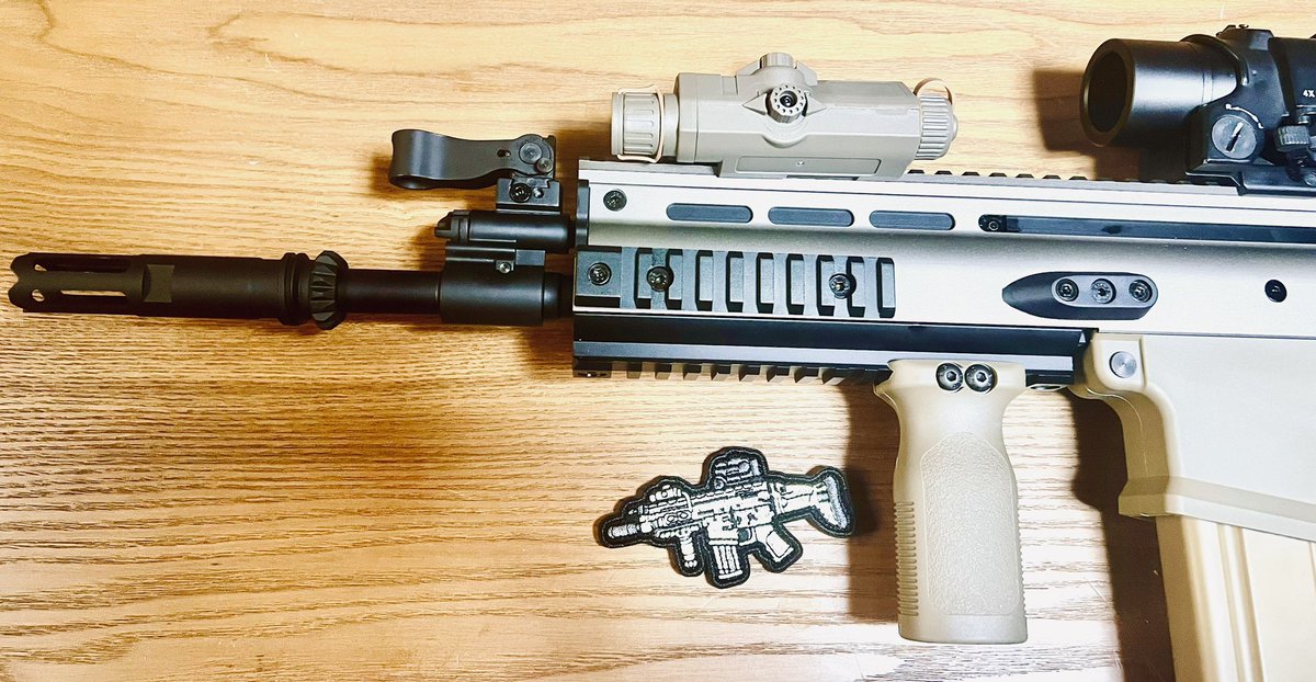 Kobako_o's tweet image. タルコフ好きが高じて…(っ˘ω˘ｃ)
(大きさ比較用のハサミ置いてますw)

初めての電動ガンで、初のカスタマイズ！w
エルカンは本当はタンカラーのが良かったけれどね。あるだけ良かった！

#ScarH #電動ガン