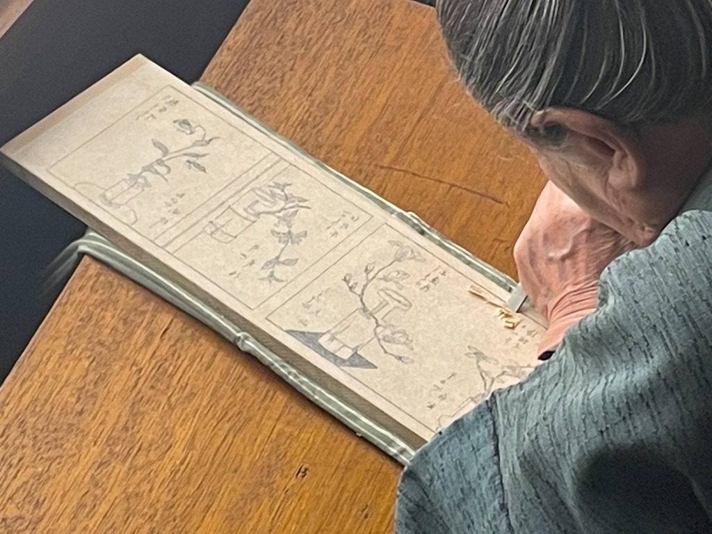 ukiyoe_adachi's tweet photo. #大河べらぼう 第３回、『一目千本』の版画制作のシーンで、#彫師 ・新實と #摺師 ・京増が出演いたしました！ 本物の職人が制作シーンを演じています。（実際に『一目千本』の版木を彫り、それを和紙に摺っています。）

「そんなに？（ニヤリ）」

新實親方、なんとセリフつきーーーーーーー！ https://t.co/kRjZg2WwKH