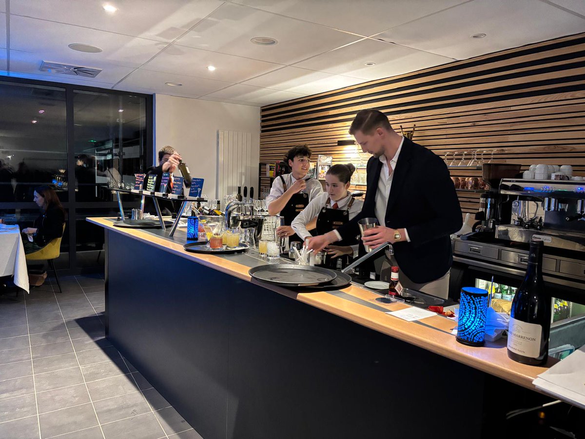 Ce jeudi 17 janvier 2025, au soir, nos élèves de Tale Bac Pro ont eu la chance de travailler avec Jauffray Panaye, second de cuisine "Chez Eric" à Montfuron.
En salle, Alex Delannoy et Gwénaëlle Mear
Bravo à tous.
#écolehôtelière #fierdenoseleves #nosélèvesontdutalent