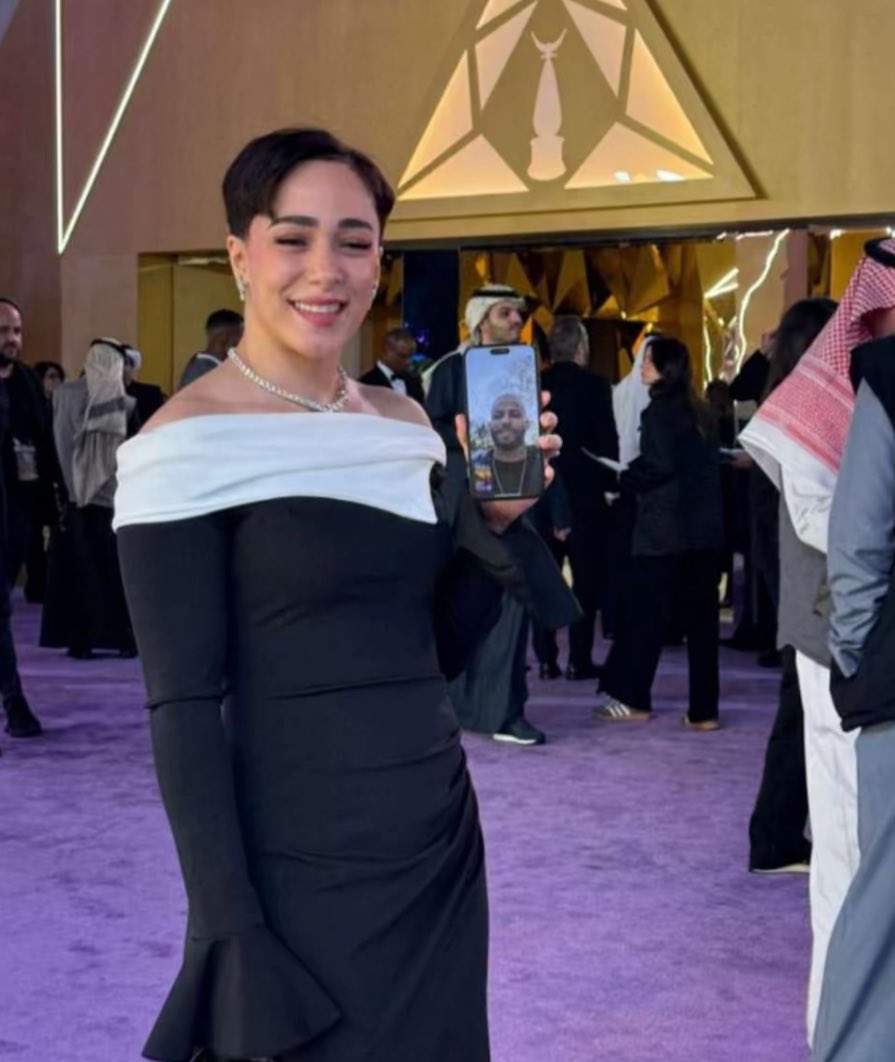 الكل بيشجعك وستمعت فيك بس مستحيل يقبل ان تكوني زوجته