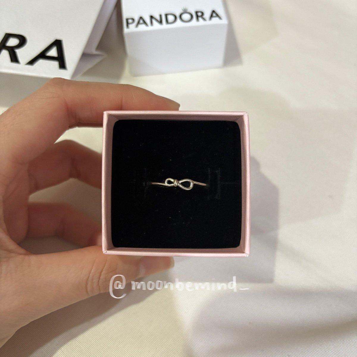 moonbemind_'s tweet image. ส่งต่อ แหวน Pandora ของแท้ซื้อจากช้อปมีใบเสร็จค่า
— รุ่น Infinity sterling silver ring
— size 60
— สภาพใหม่มาก ขายเพราะใส่ไม่ได้
— ขาย 1450 รวมส่ง (มีถุงมีกล่องแถมให้ค่าา)
สนใจดูเพิ่มเติมเดมมาได้เลยค่า 🪄
#ส่งต่อpandora #pandorathailand #pandoraมือ2 #pandoraส่งต่อ #ส่งต่อแพนโดร่า