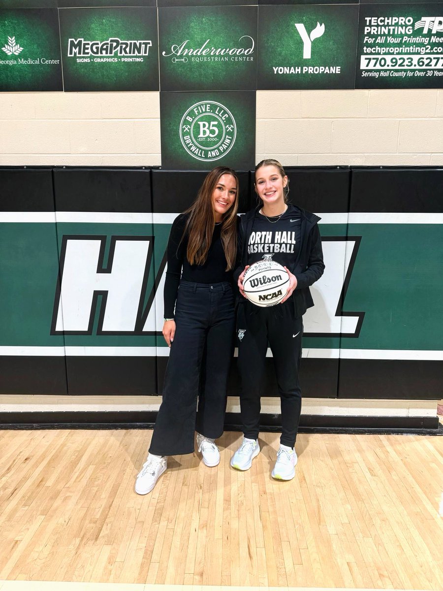 bclaymarketing's tweet image. Brandon Clay Brand Marketing
Powered x @brandonclaypsb

“The Best Evals &amp;amp; Marketing in 🏀”

🚨MEMBER UPDATE🚨

‘25 SG Athena Vachtsevanos of North Hall (GA) scored her 1,000th career point.

➡️➡️ JOIN THE PROGRAM TODAY: peachstatebasketball.com/brandon-clay-c… #BClayMarketing @LadyTHoops