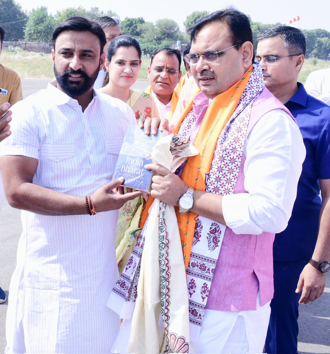 YusoofMohammed3's tweet photo. माननीय @BhajanlalBjp जी प्रदेश के 7000 से अधिक सामुदायिक स्वास्थ्य अधिकारियों को सीएसआर रूल्स 2022 मे जॉइनिंग को मार्च 2025 तक 3 वर्ष पूर्ण हो रहे हैं और बजट सत्र  2025 मे की नियमित पदों पर स्क्रीनिंग की घोषणा करने की कृपा करावे@GajendraKhimsar 
#MLHP_CHO_4800_ग्रेड_पे_नियमितीकरण https://t.co/wYEww9qkVt