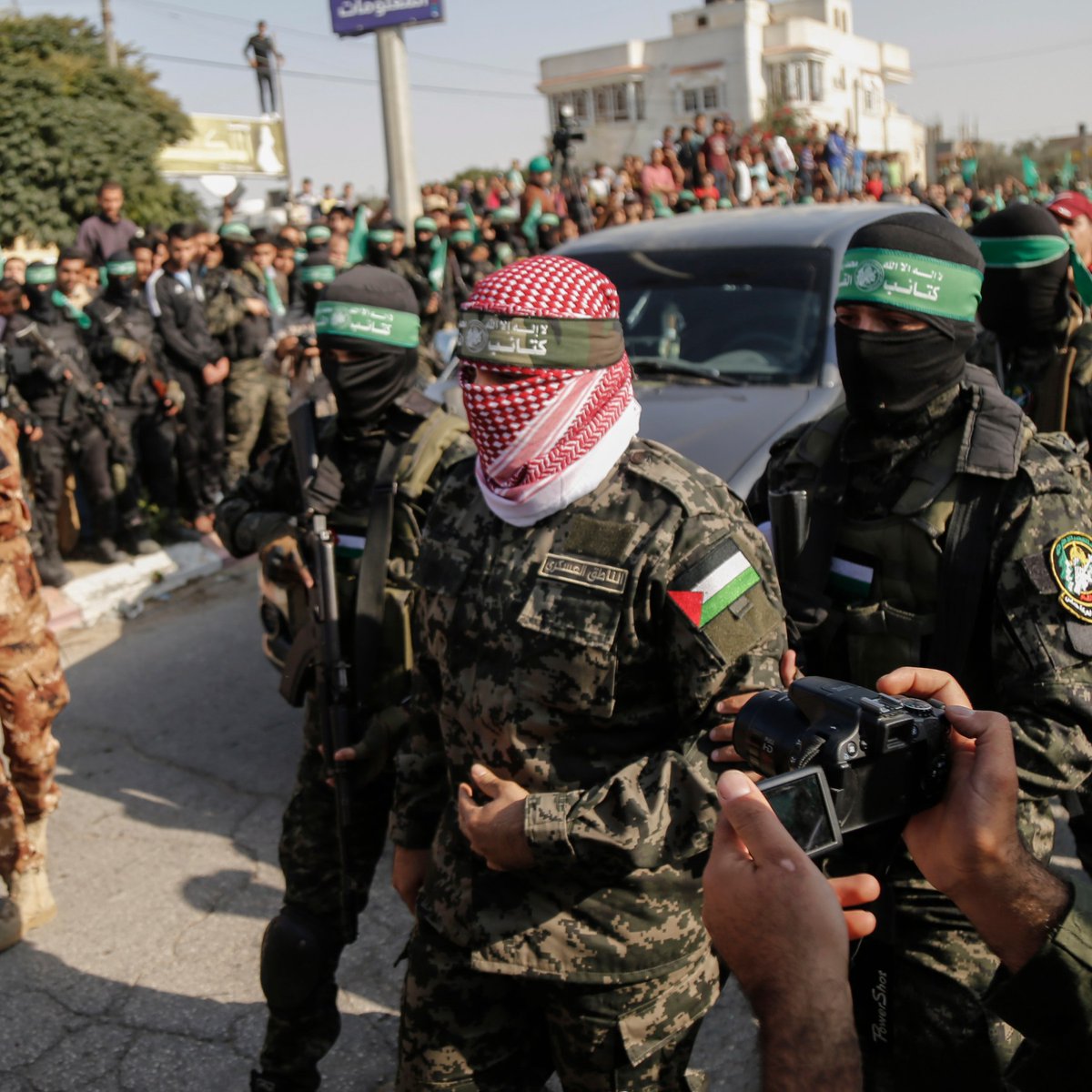 ZorodelDesierto's tweet photo. 471 يوم لم نرى هذا الزي من قبل الا على فيديوهات الاغاني والاستعراض قبل الحرب ولكن بالحرب كله بجامات وصنادل وشباشب قلوبهم ضعيفة وجبناء ويهابون الموت ويتخذون الابرياء دروع بشرية https://t.co/Igzr5esfo3