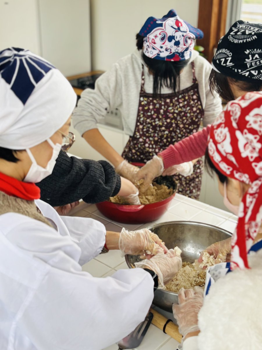 kodomoupdate's tweet photo. 育てた大豆で味噌づくり3
お塩を追加して、しっかり混ぜあわせていくと、だんだん重みがでてお味噌らしくなってきました。ラップでまいて、各自自宅に味噌玉を���ちかえり発酵させます。
おいしいお味噌になりますように✨
Keikoさん、みなさまありがとうございました！
@KY224LY1218 @lephare39 https://t.co/lpwDG3nPhY