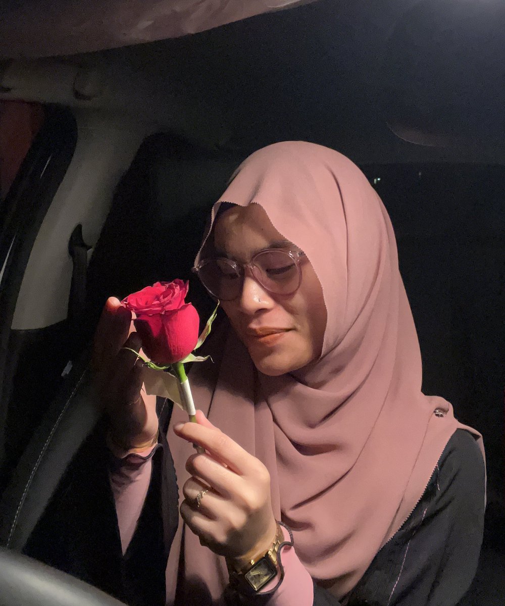 someone rushingly came to Shah Alam yesterday, just to see me for 5 minutes and pass me this?

the bar is beyond the sky ☁️🥹