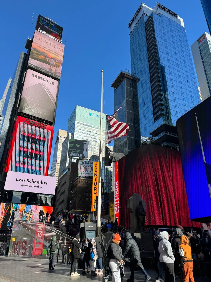 Walking into Times Square is like stepping into a dazzling galaxy. This is the crossroads of the world, where the interweaving of light and shadow is the most exciting moment in everyone's heart.