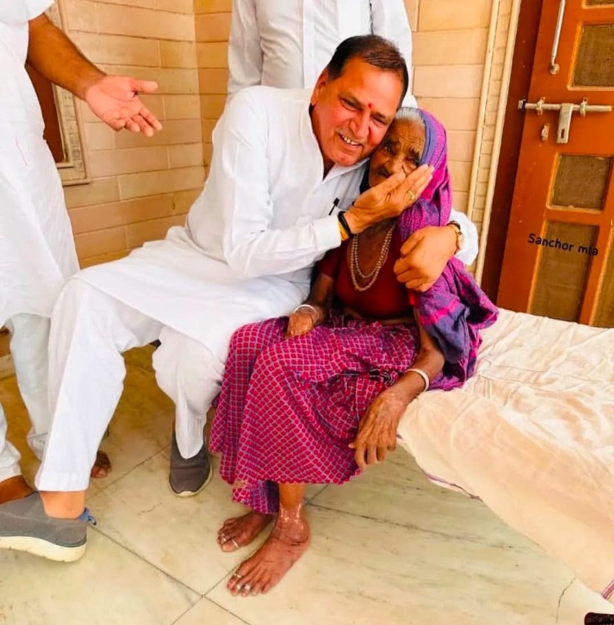 DolaramC's tweet photo. #jalore #सांचोर के विधायक जीवाराम चौधरी को मातृशोक
विधायक जीवाराम चौधरी की माताजी चमनी देवी का 101 साल की उम्र में हुआ निधन,कल सुबह 9.00 बजे पैतृक गांव भादरूणा में होगा अंतिम संस्कार,परिवार में शोक की लहर
 @BJP4Rajasthan @jivaramchoudhary #RajasthanNews #RajasthanWithZee https://t.co/jdBuV9P19l