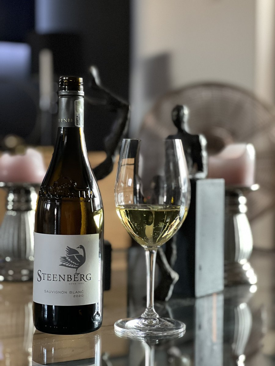 Sunday Blues ft. 2020 <a href="/SteenbergWines/">Steenberg Vineyards</a> #SauvignonBlanc ✨

#WineRoutingWithLloyd