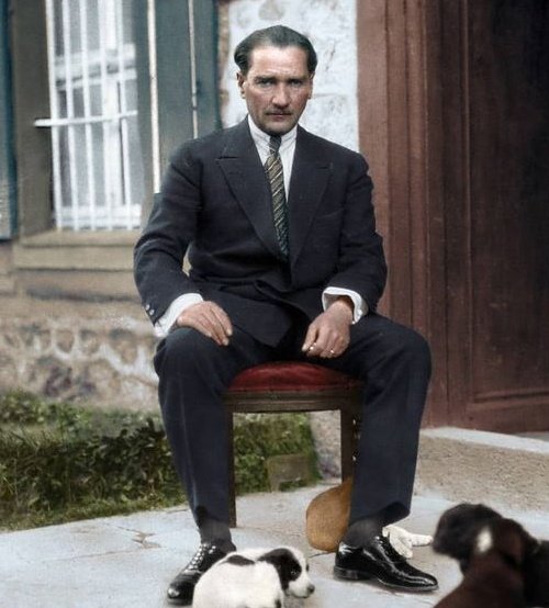 tarihiiimerak's tweet photo. Paşam çok içiyorsunuz. Halkın dedikodusu bitmiyor. Biraz azaltsanız mı? deyince, Mustafa Kemal gülümsemiş... 

Başka bişey konuşuyorlar mı peki Salih? demiş. 
Hayır Paşam. Varsa yoksa içkiniz

Elini Bozok'un omzuna koymuş;  

Biz yedi cephede savaştık Salih.. Bir Vatan var ettik, Cumhuriyet'i ilân ettik. Bak kendin söylüyorsun, çaldı çırptı, vatanı sattı diyemiyorlar ya, bırak konuştukları içkimiz olsun...