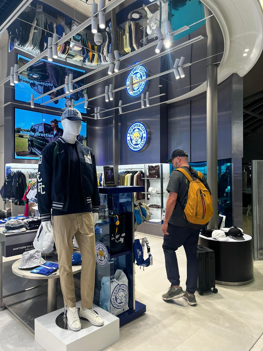 GuyBrewin's tweet photo. Thinking about how we’re going create another great escape while in Bangkok airport at the @LCFC shop! We need you more then ever @vardy7 remember our old saying #foxesneverquit https://t.co/tmYBA4QUkY