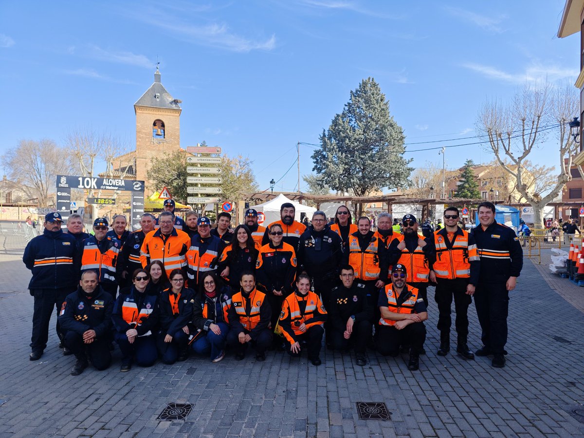 PChiloeches01's tweet photo. 🔶🔷🔶 Esta mañana nos desplazamos a nuestra población vecina de Alovera a colaborar con @pcalovera hemos celebrado la 26 edición de la Carrera Popular🏃🏻♀️🏃🏿🏃🏻🏃♂️.
Desplazamos una unidad 🚒 +🦺🦺🦺.
#pcchiloeches #Lasprotescuentan #guadalajara #castillalamancha https://t.co/zvneqEEYRD