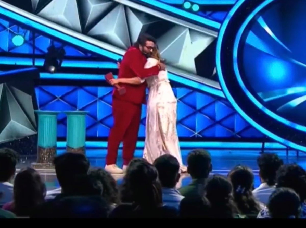 bhumi_mithra's tweet photo. Anshi, she got the hug while receiving an award and not during an eviction. Jack will always have one over you. 😏

Jack remembering to do this on finale was a master stroke 🤣

#BiggBossTamil8 https://t.co/4REv02hdeT