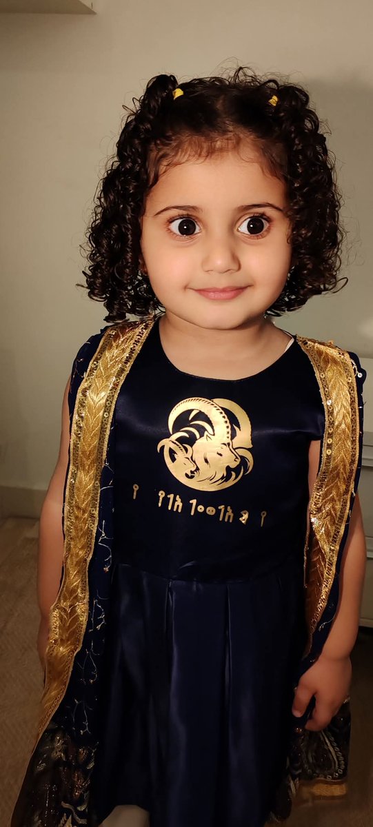 واكليلةٌ قد 
جئت من ال حميرٍ
انا بنتُ هذي الأرض مجداً أكابرُ

وبالوعلِ
قد احيا بهِ رمز امةٍ
به اقبلت والمجد فيها يسافرُ

الصورة للأكليلة نادين ربنا يحفظها إبنة الصديق القيل وسيم الوصابي 

#يوم_الوعل_اليمني