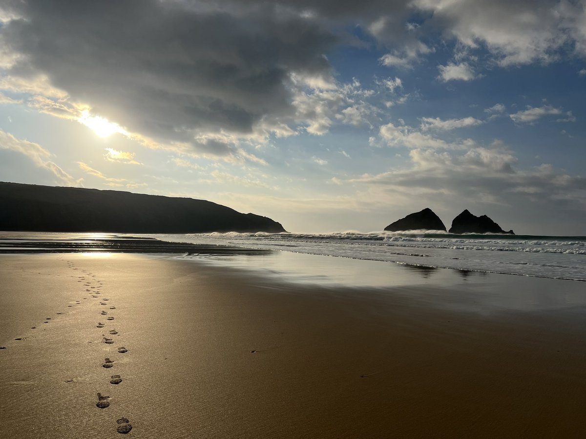 EvocativeCorn's tweet image. All’s well at Holywell Bay.