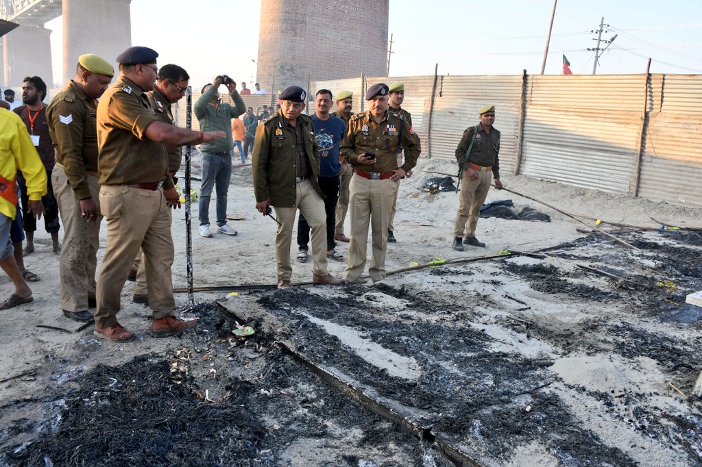 IG Range Prayagraj (@igrangealld) on Twitter photo महाकुंभ-2025 के सेक्टर 19 क्षेत्र में लगी आग की सूचना पर तत्काल फायर ब्रिगेड टीम, NDRF, SDRF के साथ <a href="/ADGZonPrayagraj/">ADG Zone Prayagraj</a> व <a href="/igrangealld/">IG Range Prayagraj</a> द्वारा मौके पर पहुंचकर आग पर काबू पाया गया एवं किसी भी प्रकार की जनहानि नहीं हुई। साथ ही संबंधित अधिकारियों को आवश्यक दिशा-निर्देश दिए गए। महाकुंभ-2025 के सेक्टर 19 क्षेत्र में लगी आग की सूचना पर तत्काल फायर ब्रिगेड टीम, NDRF, SDRF के साथ <a href="/ADGZonPrayagraj/">ADG Zone Prayagraj</a> व <a href="/igrangealld/">IG Range Prayagraj</a> द्वारा मौके पर पहुंचकर आग पर काबू पाया गया एवं किसी भी प्रकार की जनहानि नहीं हुई। साथ ही संबंधित अधिकारियों को आवश्यक दिशा-निर्देश दिए गए।