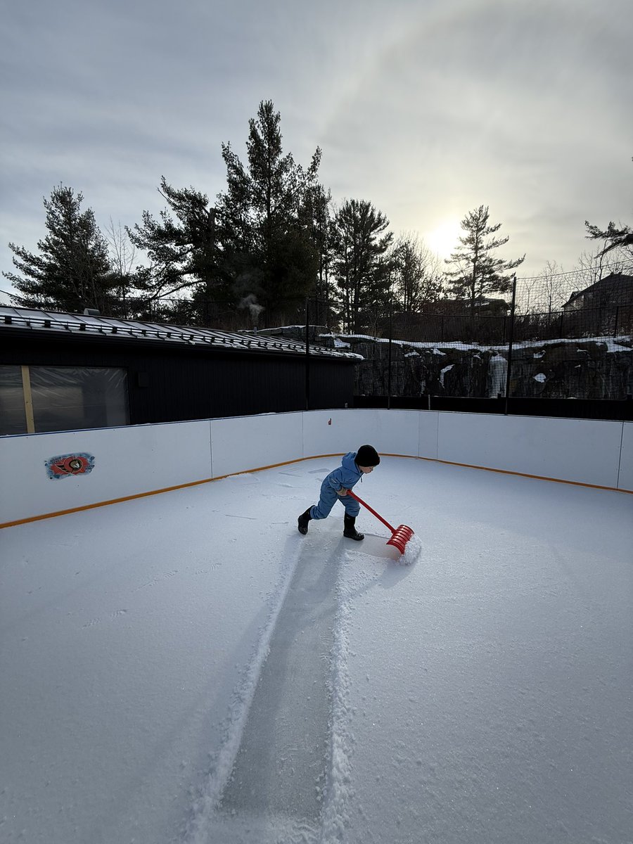 Dear 10 year old me, I know you don’t know anything about hockey but it would be beneficial to get started now 😂😅