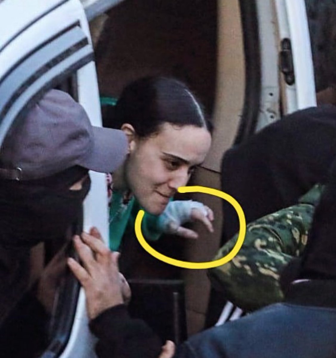 Emily Damari foi sequestrada em sua própria casa após ser balead@ na mão em 7 de outubro. Isso foi ha
471 dias.

Hoje, como podemos ver, sua mão continua enfaixada e visivelmente suja. Lembre-se dessa imagem quando os terroristas tentarem convencê-lo de que os reféns foram bem