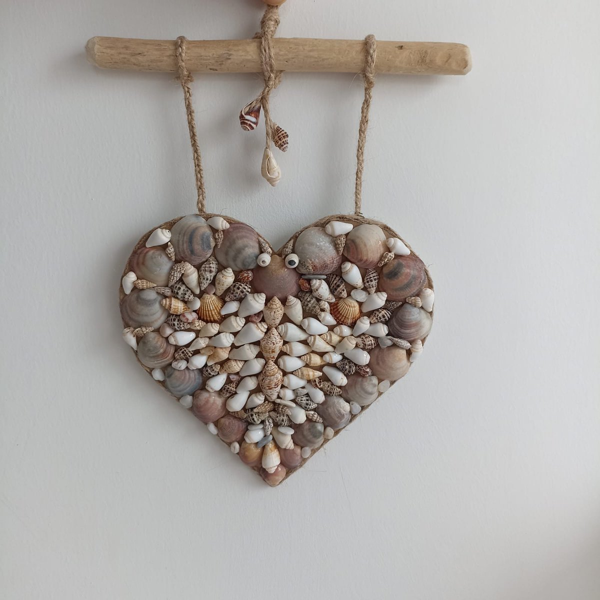Ekateri74082035's tweet photo. Introducing our handcrafted seashell heart ❤️— a unique piece that brings coastal charm to your home.
Welcome to our shop
https://t.co/GK93adHnhR
#HandmadeArt #SeashellCrafts #CoastalDecor #BeachHouseStyle #OceanInspired #EtsyShop #HomeDecor #NauticalDecor #UniqueGifts https://t.co/QU2QoNiOL3