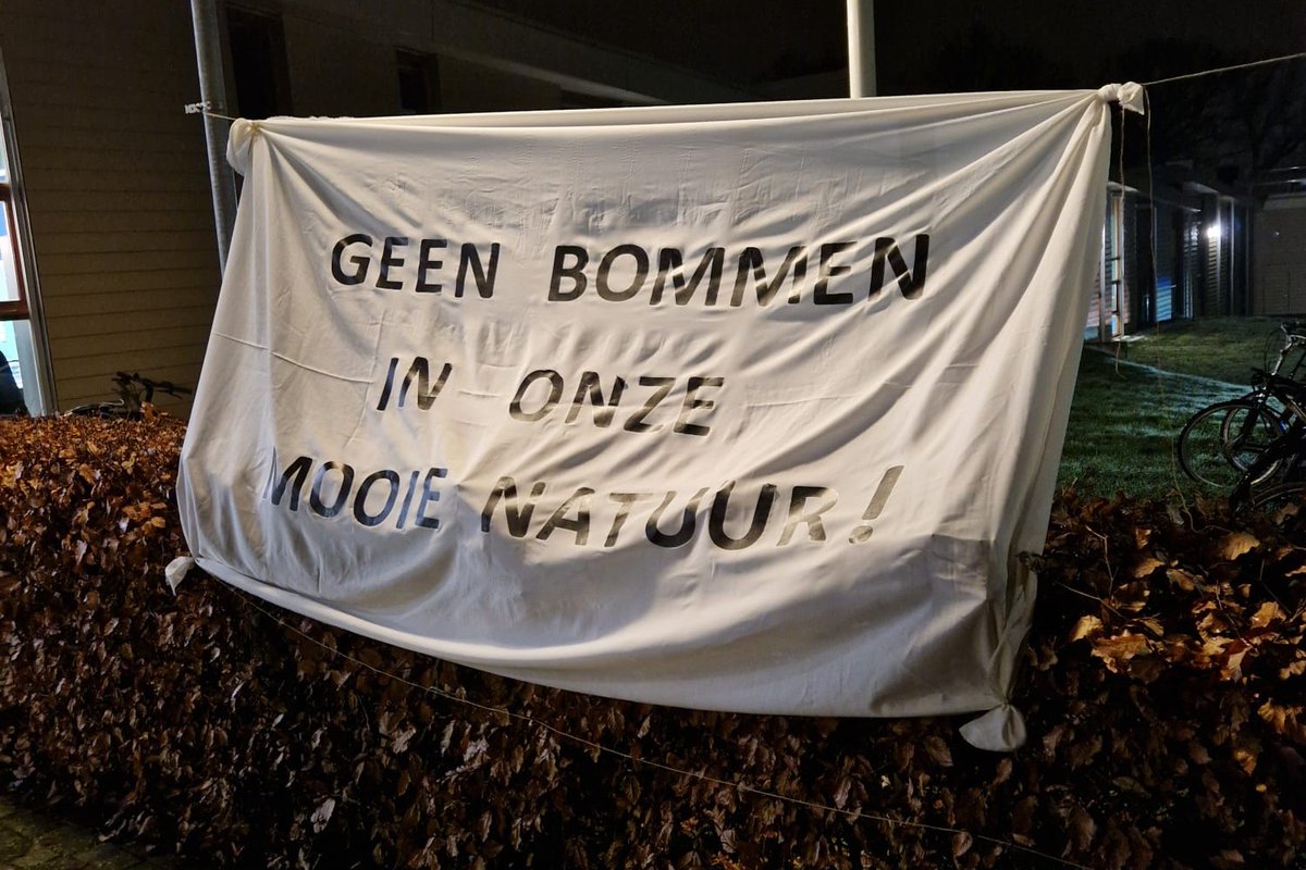 Op 16 januari hield de landmacht een avond in het Gelderse Rozendaal over hun plannen om in het nabije natuurgebied grote ladingen explosieven af te laten gaan. Bewoners protesteerden. Lees het op weesparaat.nl/bewoners-zegge…