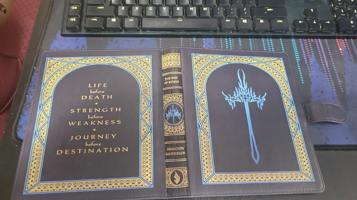 Cosmere16Pod's tweet photo. La mejor funda de Kindle sí existe... (Link del hilo de reddit original en el siguiente tuit) https://t.co/jz8Y7vRAEn