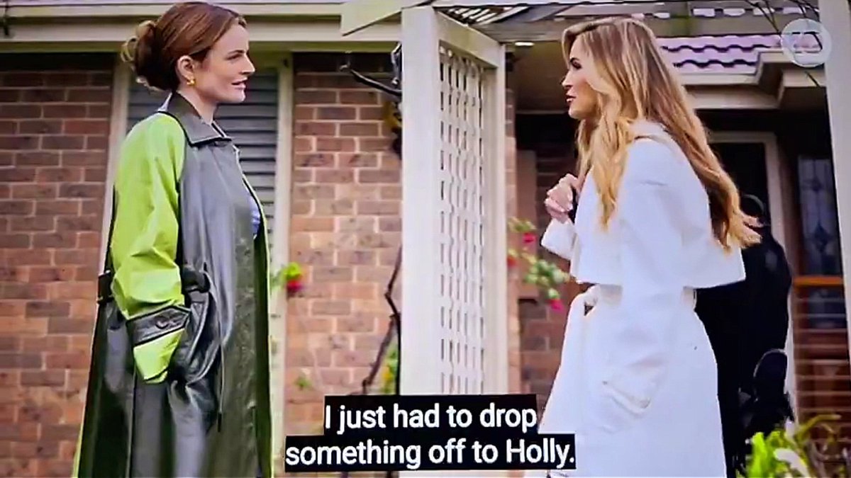 soap_zombie's tweet photo. Interesting filming angle and use of No. 28’s archway/pergola where instead of “bridging” the space between Nic and Yaz, it’s what actually keeps them apart. #Neighbours #StoneShield 9th January https://t.co/o9KIVdPCmQ