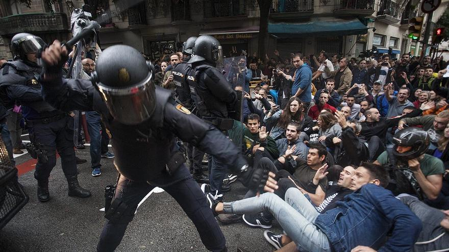 FulvioCapitanio's tweet photo. Més de 2.000.000 de catalans de tota extracció social, s'aplegaren un diumenge d'octubre de 2017, segrestaren unes urnes i votaren, aguantant els cops i les puntades de peu de la policia, i encara no he vist cap pel·lícula concursar en cap festival ni guanyant cap premi Gaudi. https://t.co/XIPD6llwLA