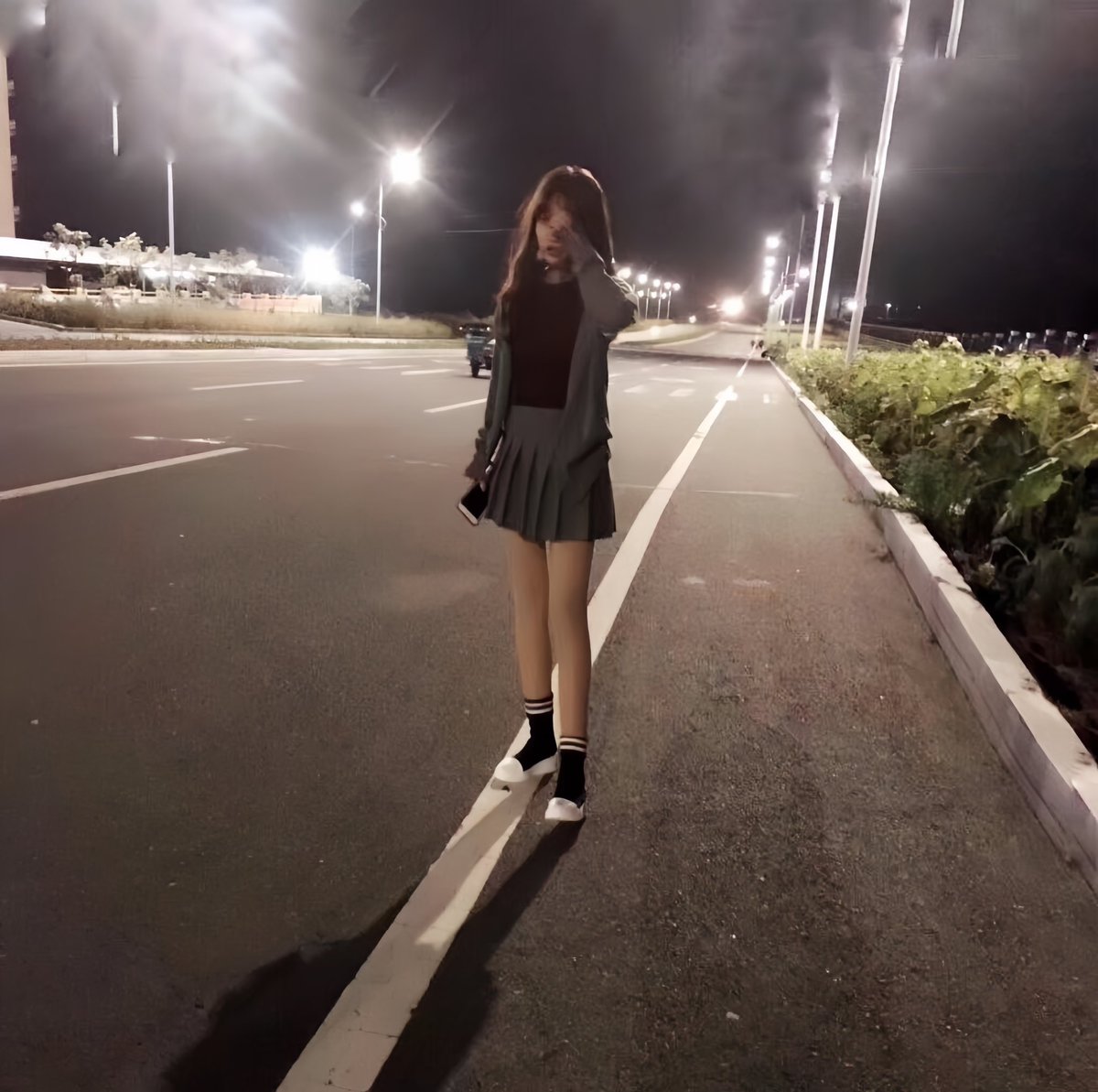 搞了个遥控玩具和闺蜜出去玩，（她控制我）我们两个一前一后走着，刚好碰到一个小哥哥过来搭讪，她在后面直接给我开到了最大档搞得我差点直接叫出来，当时小哥哥的看我的眼神都有点奇怪，问我是不是不舒服。
#文援 #反差婊 #母狗 #女m  #调教   #黑丝 #足交 #高跟鞋 #婊子 #抖m #母猪 #反差 #丝袜