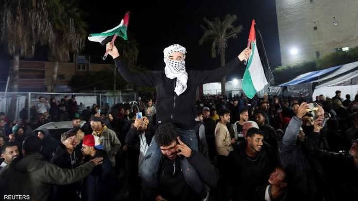 انتهت الحرب الحالية.
وبقيت العداوة الأبدية.
متى انتهت الحرب بالسلاح. فلن نكف عن محاربتهم بالدعاء والمقاطعة.
إذا تم وقف إطلاق النار. فستسمر سهام الليل تصيبهم.
لن نترك القضية.. حتى يتحرر المسجد الأقصى.. وحتى يعود للمسلمين كل شبر من أراضيهم المحتلة
معاداتهم وبغضهم يسري في عروقنا