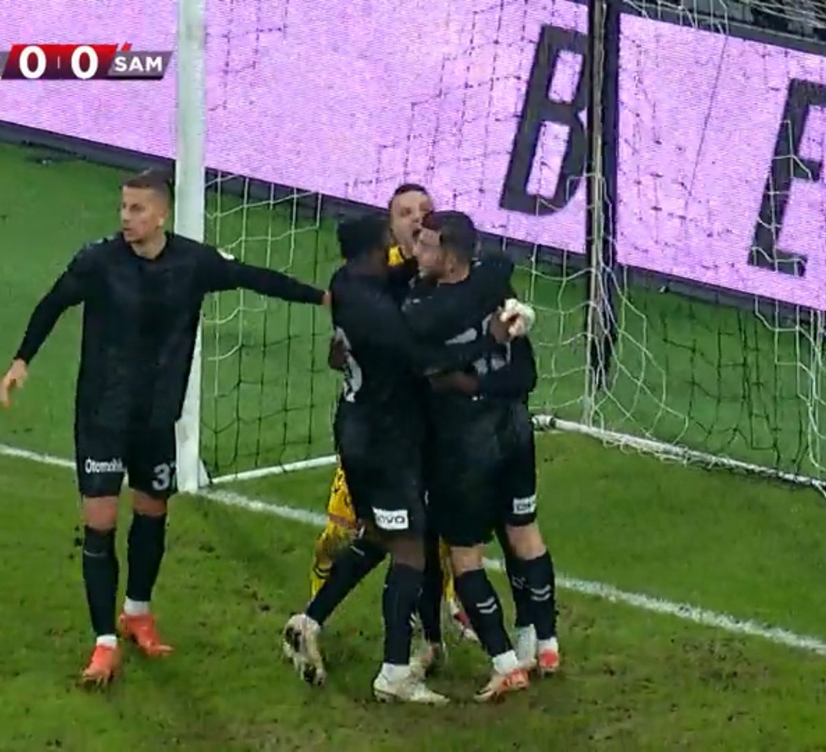 Mesela şu neyin hırsı? Neyin sevinci? 
Alayı Beşiktaş düşmanı bunların