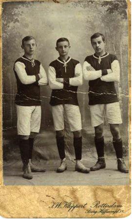 Jan Oudenaarden is overleden, de man die de Feyenoord-geschiedenis herschreef. In 2017 sprak ik hem. Alleen al deze foto uit 1908 of 1909 was een belangrijke vondst vol nieuwe info over de beginjaren van de club.

Mijn verhaal staat op sportgeschiedenis.nl/sporten/voetba…