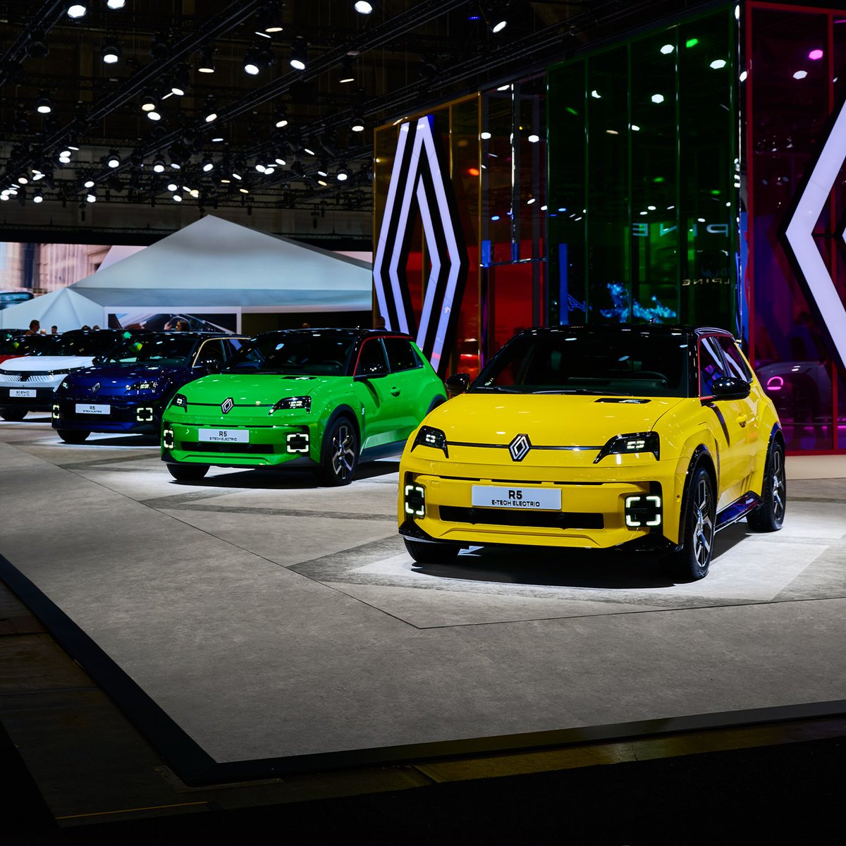RenaultBeluxFr's tweet image. retour sur #BrusselsMotorShow2025, un salon riche en émotions. 
nous sommes fiers d’avoir célébré avec vous la victoire de #Renault5 #ETtech #electric, élue voiture de l’année 2025.