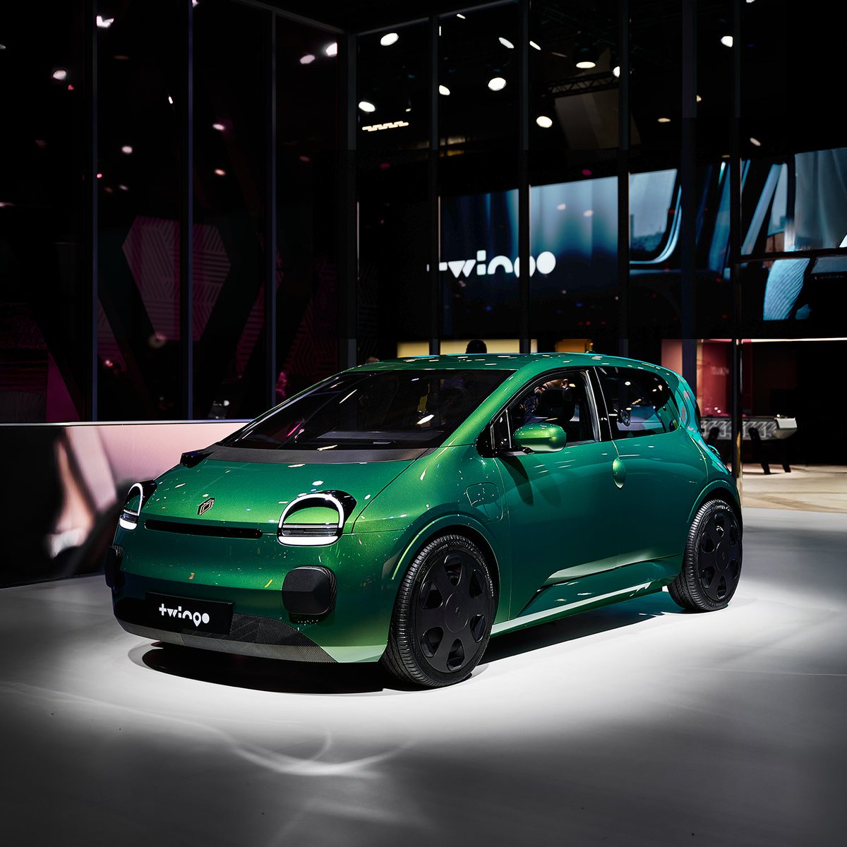 RenaultBeluxFr's tweet image. retour sur #BrusselsMotorShow2025, un salon riche en émotions. 
nous sommes fiers d’avoir célébré avec vous la victoire de #Renault5 #ETtech #electric, élue voiture de l’année 2025.