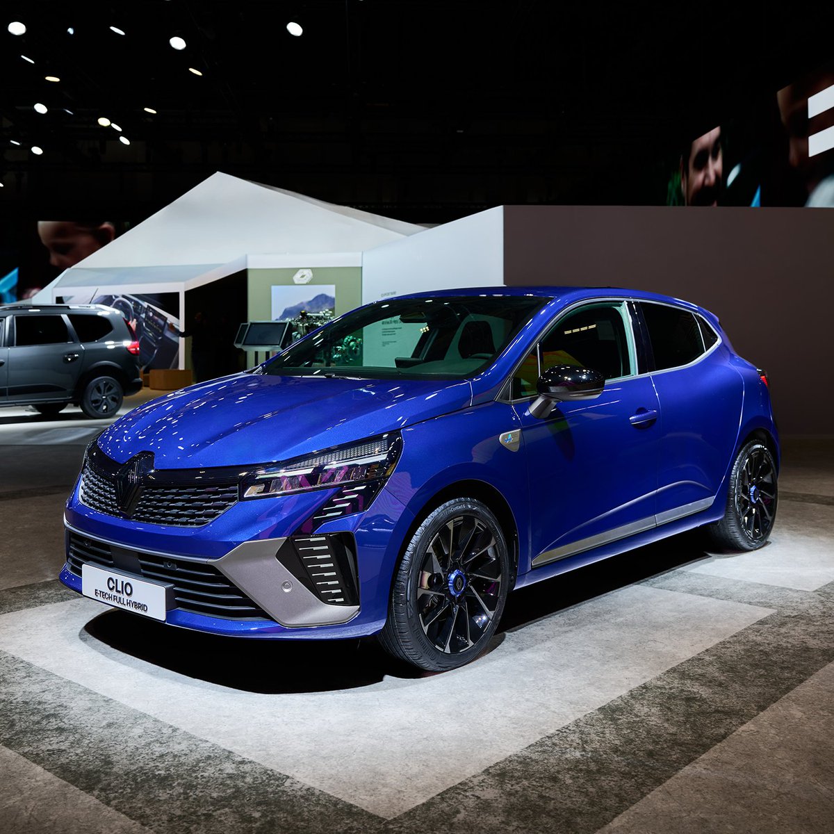 RenaultBeluxFr's tweet image. retour sur #BrusselsMotorShow2025, un salon riche en émotions. 
nous sommes fiers d’avoir célébré avec vous la victoire de #Renault5 #ETtech #electric, élue voiture de l’année 2025.