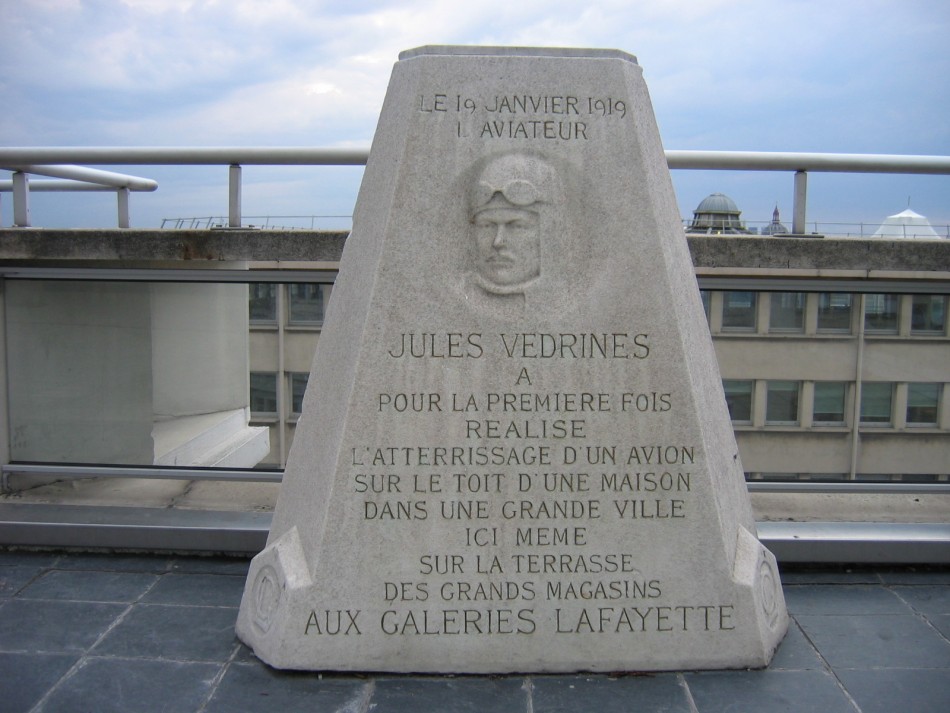 SAFRAN's tweet photo. [#AviationHistory 🕰️] On January 19, 1919, #Jules Védrines landed on the roof of the Galeries Lafayette on Boulevard Haussmann, piloting a #Caudron G-3, on a terrace measuring 28 meters by 12. 💪 https://t.co/0xASgzjYg6