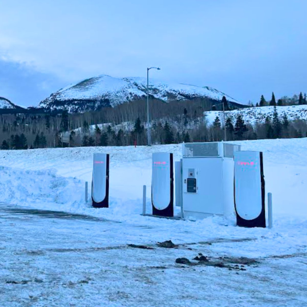 GovofCO's tweet photo. This is the first of many more fast EV charging sites coming online to Colorado’s major driving routes and highways. This new location in Frisco will provide a convenient option for Summit County and visitors on I-70 heading to and from the slopes to stay charged and on the move. https://t.co/62hoA48xXt