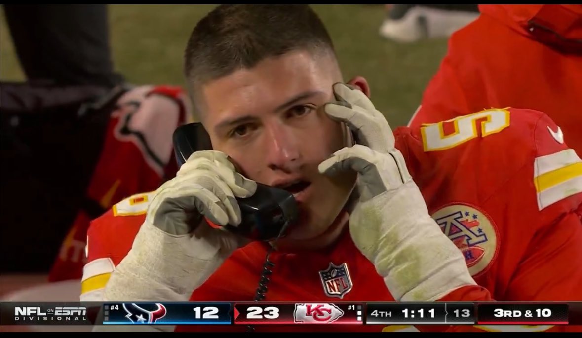 MahomesToKelce tweet media